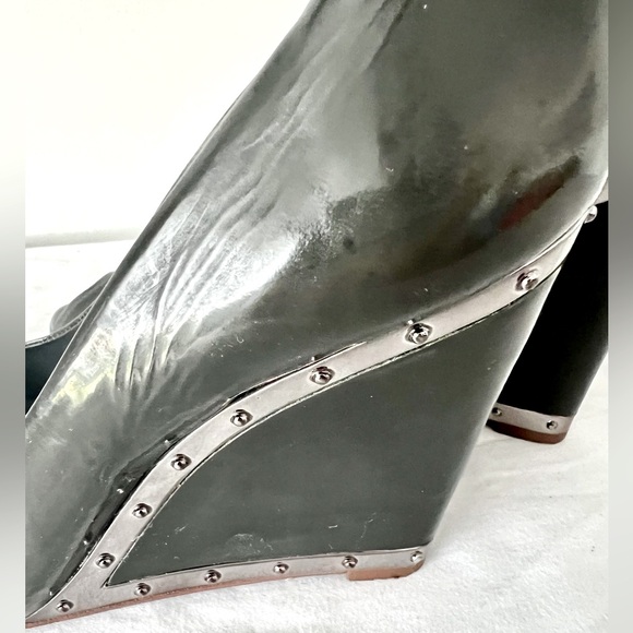 BCBG Max Azria Grey Leather Peep Toe Wedges Silver Studded Accents - Picture 4 of 9